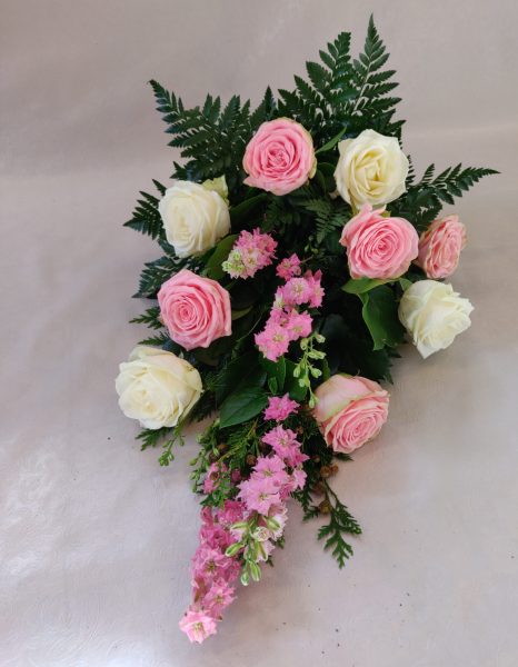 Hvide og lyserøde roser i buket fra Falen Blomster